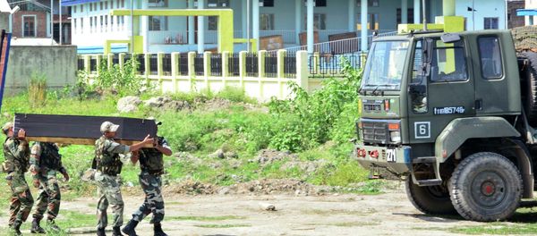 Indian security personnel carry the coffin of a victim's body after postmortem in India's northeastern state Manipur, India, Friday, June 5, 2015. - Sputnik International