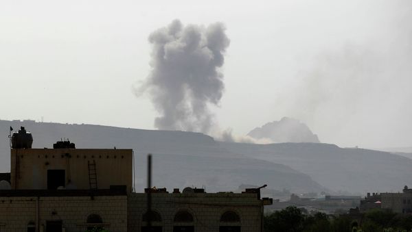 Smoke billows following an air-strike by the Saudi-led coalition on an army arms depot, now under Shiite Huthi rebel control on June 7, 2015 Smoke billows following an air-strike by the Saudi-led coalition on an army arms depot, now under Shiite Huthi rebel control on June 7, 2015 - Sputnik International