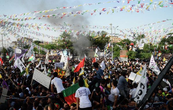 People look at smoke from an explosion which injured several people during a rally by the pro-Kurdish People's Democratic Party (HDP) on June 5, 2015 in Diyarbakir. People look at smoke from an explosion which injured several people during a rally by the pro-Kurdish People's Democratic Party (HDP) on June 5, 2015 in Diyarbakir. - Sputnik International
