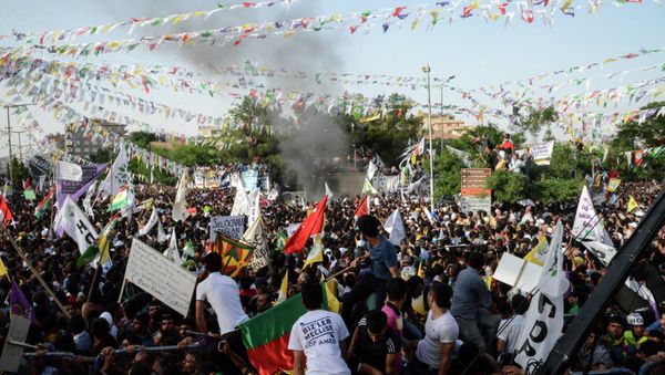 People look at smoke from an explosion which injured several people during a rally by the pro-Kurdish People's Democratic Party (HDP) on June 5, 2015 in Diyarbakir People look at smoke from an explosion which injured several people during a rally by the pro-Kurdish People's Democratic Party (HDP) on June 5, 2015 in Diyarbakir - Sputnik International