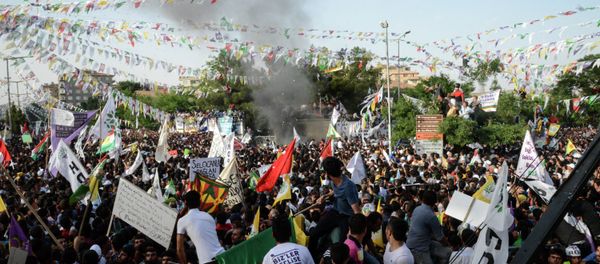 People look at smoke from an explosion which injured several people during a rally by the pro-Kurdish People's Democratic Party (HDP) on June 5, 2015 in Diyarbakir People look at smoke from an explosion which injured several people during a rally by the pro-Kurdish People's Democratic Party (HDP) on June 5, 2015 in Diyarbakir - Sputnik International