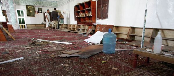 People inspect damage caused by a bomb explosion at a mosque in Sanaa, Yemen, May 22, 2015 - Sputnik International