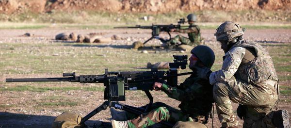 British military advisers instruct Kurdish Peshmerga fighters during a training session at a shooting range on the outskirts of Arbil, the capital of the autonomous Kurdish region of northern Iraq on November 5, 2014 - Sputnik International