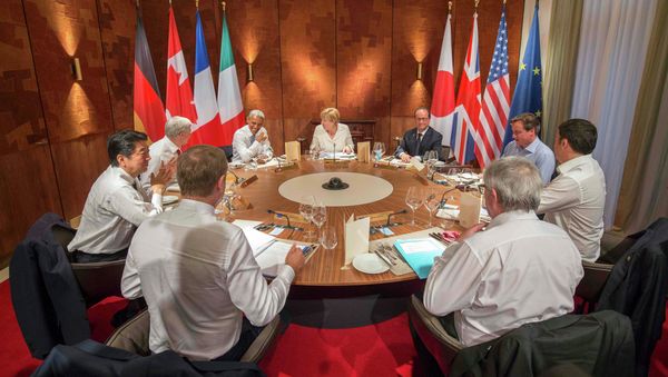 Japan's Prime Minister Shinzo Abe, Canada's Prime Minister Stephen Harper, U.S. President Barack Obama, Germany's Chancellor Angela Merkel, France's President Francois Hollande, British Prime Minister David Cameron and Italy's Prime Minister Matteo Renzi (from L, clockwise) attend a working dinner at a G7 summit at the hotel castle Elmau in Kruen, Germany, June 7, 2015 - Sputnik International