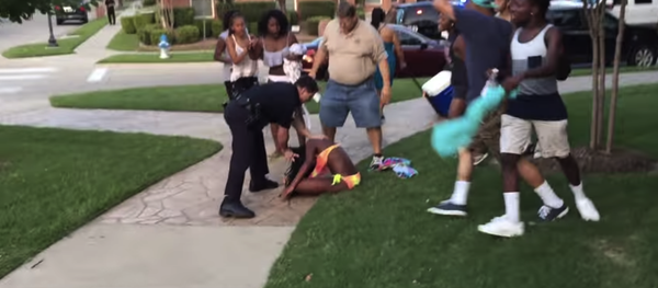 Screenshot of police who broke up a teen pool party - Sputnik International