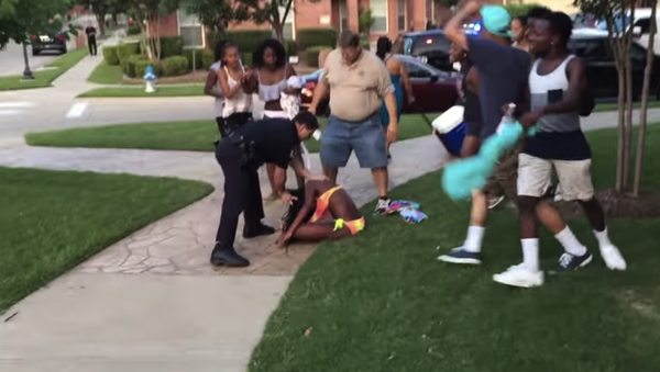 Screenshot of police who broke up a teen pool party - Sputnik International