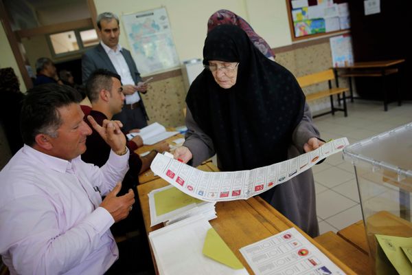 A woman looks at a ballot paper at a polling station during the parliamentary election in Konya, Turkey, June 7, 2015. A woman looks at a ballot paper at a polling station during the parliamentary election in Konya, Turkey, June 7, 2015. - Sputnik International