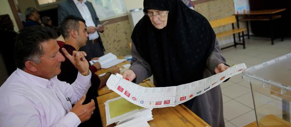 A woman looks at a ballot paper at a polling station during the parliamentary election in Konya, Turkey, June 7, 2015. A woman looks at a ballot paper at a polling station during the parliamentary election in Konya, Turkey, June 7, 2015. - Sputnik International