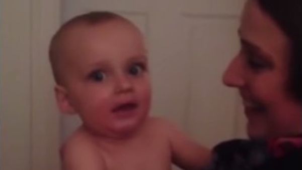 Baby Gets Confused By Mother's Twin Sister - Sputnik International