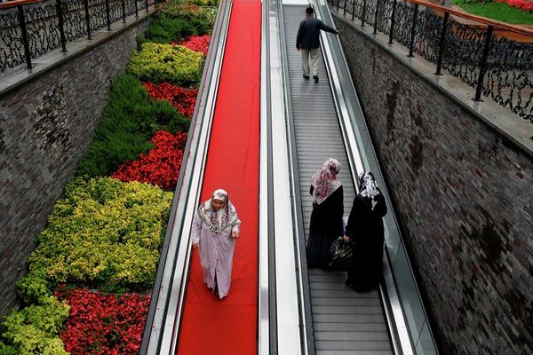 People walk in Istanbul, Turkey, Monday, June 8, 2015, following national elections that resulted in the biggest swing against Erdogan's Justice and Development Party (AKP) since it first came to power in 2002. People walk in Istanbul, Turkey, Monday, June 8, 2015, following national elections that resulted in the biggest swing against Erdogan's Justice and Development Party (AKP) since it first came to power in 2002. - Sputnik International