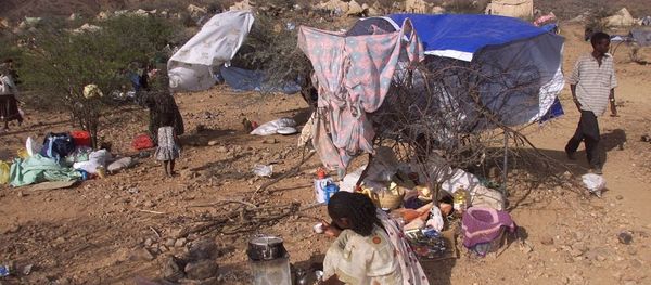 Internally displaced Eritreans sit outside their makeshift shelters at a camp in Dadu, Eritrea. - Sputnik International