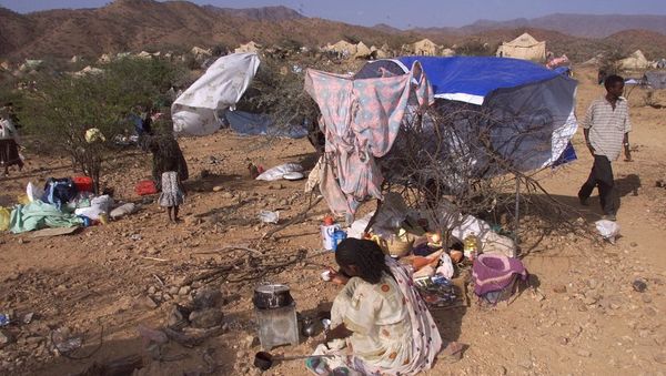 Internally displaced Eritreans sit outside their makeshift shelters at a camp in Dadu, Eritrea. Internally displaced Eritreans sit outside their makeshift shelters at a camp in Dadu, Eritrea. - Sputnik International