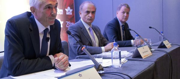 Global airline executives including Tony Tyler (L) address reporters during the 71st IATA Annual General Meeting and World Air Transport Summit in Miami Beach, Florida on June 8, 2015 Global airline executives including Tony Tyler (L) address reporters during the 71st IATA Annual General Meeting and World Air Transport Summit in Miami Beach, Florida on June 8, 2015 - Sputnik International