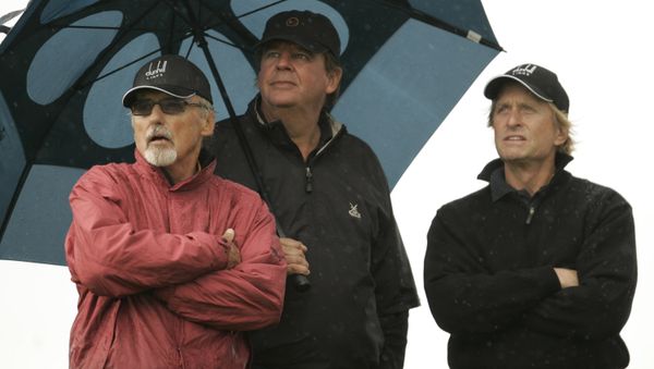 Johann Rupert hits the green with actors Dennis Hopper and Michael Douglas. - Sputnik International