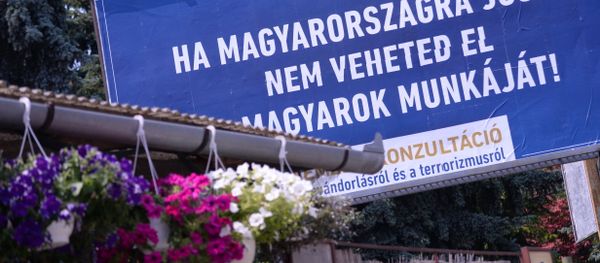 A billboard with a state-funded anti-immigration poster reads in Hungarian 'If you come to Hungary, do not take the Hungarians' jobs !' at the third district of Budapest on June 8, 2015 - Sputnik International