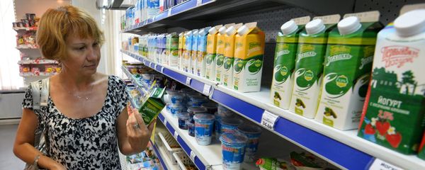 A buyer near the shelf with dairy products - Sputnik International