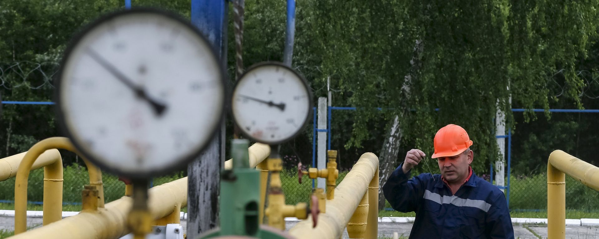 A worker checks equipment at an Dashava underground gas storage facility near Striy, Ukraine May 28, 2015 A worker checks equipment at an Dashava underground gas storage facility near Striy, Ukraine May 28, 2015 - Sputnik International, 1920, 28.02.2022