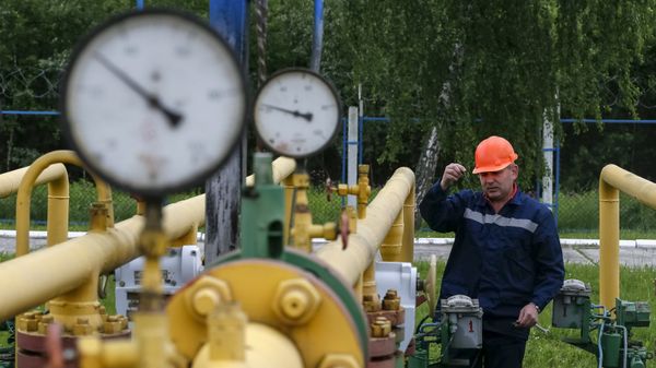 A worker checks equipment at an Dashava underground gas storage facility near Striy, Ukraine May 28, 2015 - Sputnik International