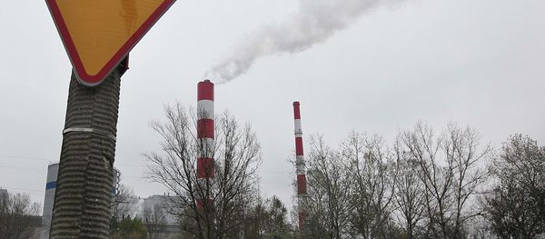 Smoke rises from a heat and power plant in Warsaw, Poland, Thursday, Oct. 23, 2014 - Sputnik International