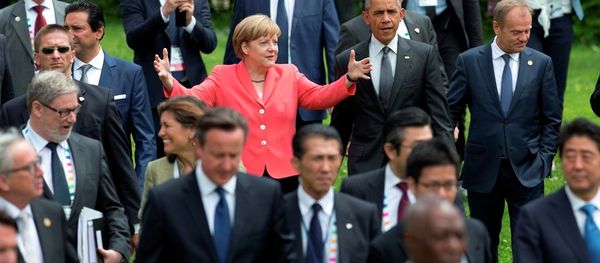 US President Barack Obama, center right, and German Chancellor Angela Merkel, center left, walk to a group photo of G-7 leaders. - Sputnik International