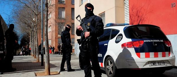 Mossos d'Esquadra regional police officers stand guard during a raid in one of the region's biggest operations against jihad activity in Sabadell, near Barcelona, Spain - Sputnik International