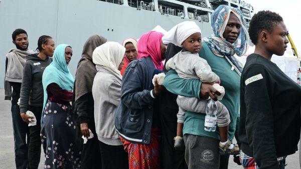Migrants disembark from the Royal Navy ship HMS Bulwark upon their arrival in the port of Catania on the coast of Sicily on June 8, 2015 Migrants disembark from the Royal Navy ship HMS Bulwark upon their arrival in the port of Catania on the coast of Sicily on June 8, 2015 - Sputnik International