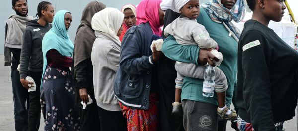 Migrants disembark from the Royal Navy ship HMS Bulwark upon their arrival in the port of Catania on the coast of Sicily on June 8, 2015 Migrants disembark from the Royal Navy ship HMS Bulwark upon their arrival in the port of Catania on the coast of Sicily on June 8, 2015 - Sputnik International