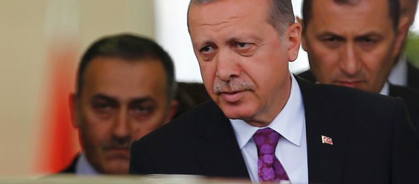 Turkish President Tayyip Erdogan (C) looks on after arriving at Esenboga Airport, in Ankara, Turkey, June 8, 2015 - Sputnik International