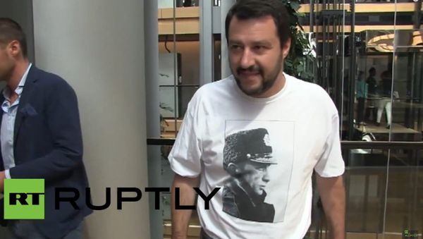 France: MEP Salvini dons Putin t-shirt in Strasbourg - Sputnik International
