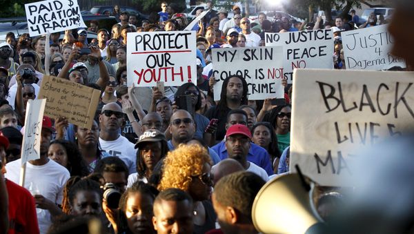 Protestors listen during a rally against what demonstrators call police brutality in McKinney, Texas June 8, 2015 - Sputnik International