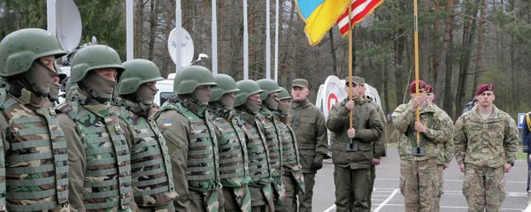 US and Ukrainian soldiers stand guard during opening ceremony of the 'Fearless Guardian - 2015', Ukrainian-US Peacekeeping and Security command and staff training, in western Ukraine, in Lviv region, Monday, April 20, 2015 - Sputnik International