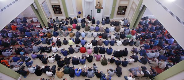 Muslim men praying at a mosque - Sputnik International