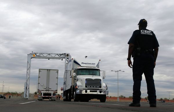 The large mobile X-ray machines that are used to detect contraband and explosives are usually deployed at the U.S.-Mexico border - Sputnik International