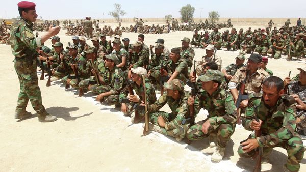 Iraqi Sunni volunteers from the Anbar province, who joined Iraq's Popular Mobilisation force as part of government efforts to make the fight against the Islamic State (IS) group a cross-sectarian drive, take part in their first training session at a training base in Amriyat al-Fallujah, on May 8, 2015 - Sputnik International