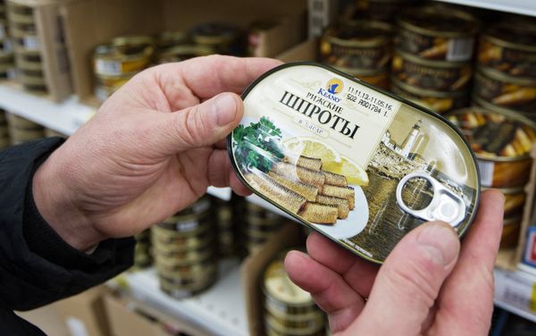 A customer chooses canned sprats in a Moscow supermarket - Sputnik International