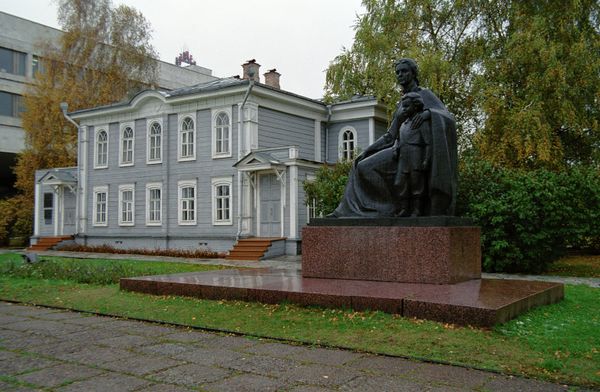 A monument to Maria Ulyanova and her famous son A monument to Maria Ulyanova and her famous son - Sputnik International