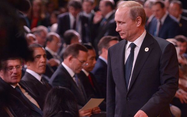 Russia's President Vladimir Putin (R) arrives as (L-R) Canada's Prime Minister Stephen Harper and US President Barack Obama look on during the G20 Summit welcome country ceremony at the Brisbane Convention and Exhibition Center on November 15, 2014 in Brisbane - Sputnik International