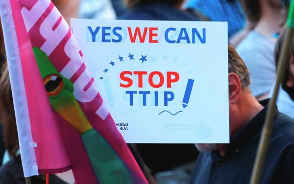 Demonstrators hold a sign against the TTIP contract during a protest - Sputnik International