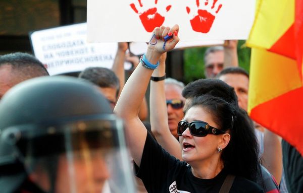 People protest in front of a police cordon set at the approach of the Interior Ministry in Skopje, Macedonia. - Sputnik International