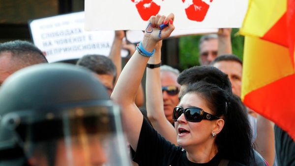 People protest in front of a police cordon set at the approach of the Interior Ministry in Skopje, Macedonia. People protest in front of a police cordon set at the approach of the Interior Ministry in Skopje, Macedonia. - Sputnik International
