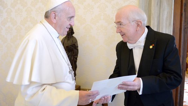 Pope Francis (L) meets with the newly appointed US Ambassador to the Holy See Kenneth F. Hackett in his private studio at the Vatican on October 21, 2013 - Sputnik International