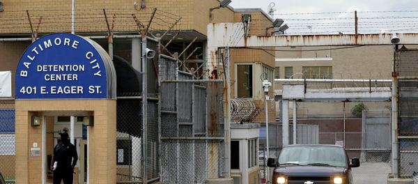 Prisoner transport van departs from the Baltimore City Detention Center, in Baltimore - Sputnik International