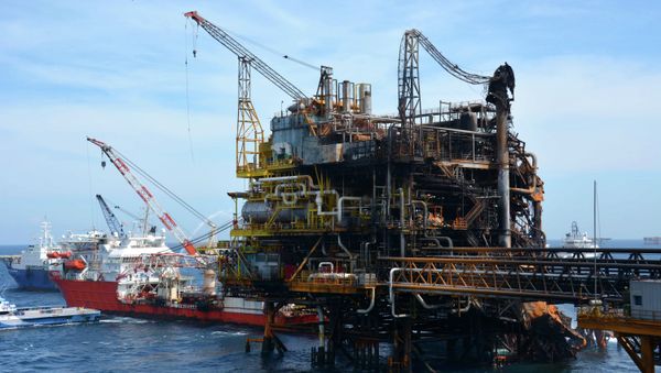 Petroleos Mexicanos (Pemex), emergency boats works to put out a fire at the Abkatun-A Permanente shallow-water oil platform in the Campeche Sound - Sputnik International