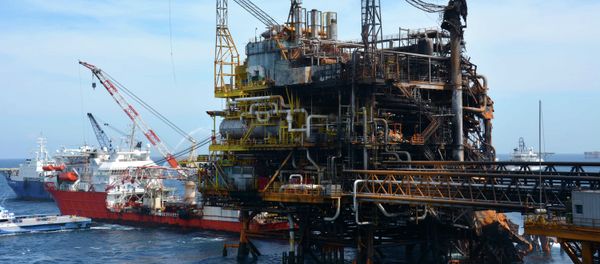 Petroleos Mexicanos (Pemex), emergency boats works to put out a fire at the Abkatun-A Permanente shallow-water oil platform in the Campeche Sound - Sputnik International