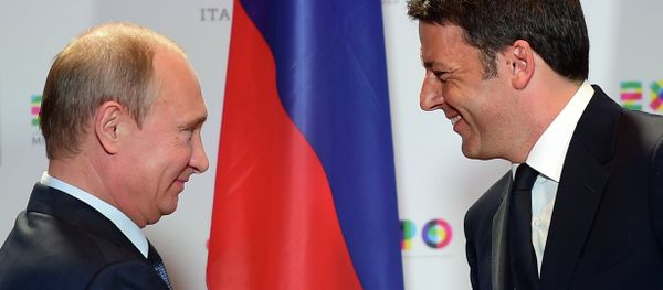 Russian President Vladimir Putin (L) shakes hands with Italian Prime Minister Matteo Renzi at the end of their press conference following a meeting and a visit at the Expo Milano 2015, the universal exhibition, on June 10, 2015 in Milan - Sputnik International