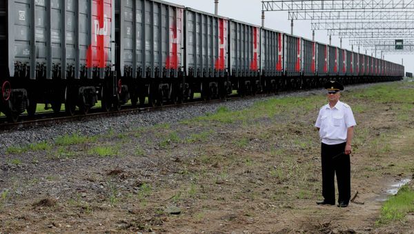 The first freight train crosses the new railway checkpoint between the Russian station Makhalino and Chinese station Hunchun, Jilin province. - Sputnik International