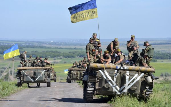 Members of the Ukrainian armed forces gather on armoured vehicles on the roadside near the village of Vidrodzhennya outside Artemivsk, Donetsk region, Ukraine, June 9, 2015 - Sputnik International