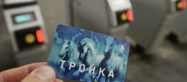 A man shows a Troika pass at a Moscow Metro station. - Sputnik International