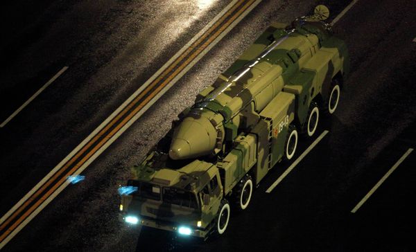 A Chinese military vehicle carries a DF21 medium range ballistic missile. - Sputnik International