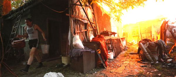 A resident carries out his belongings to save them from the fire after shelling on the outskirts of Donetsk on June 9, 2015. - Sputnik International